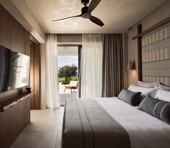 Zelia Resort Halkidiki Signature Suite Private Pool double bed, room decorations and amenities
