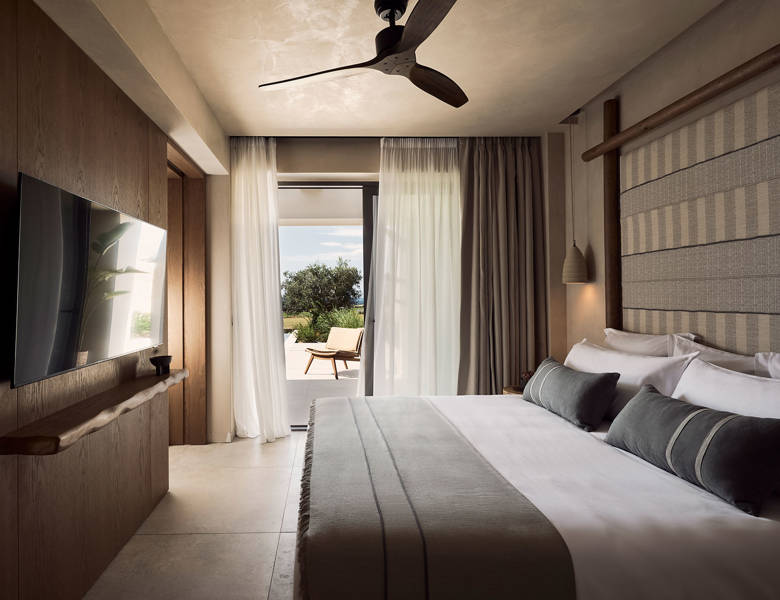 Zelia Resort Halkidiki Signature Suite Private Pool double bed, room decorations and amenities
